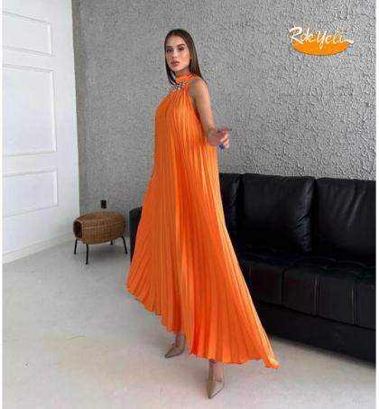 robe-longue-plissée-orange-avec-détail-cristal