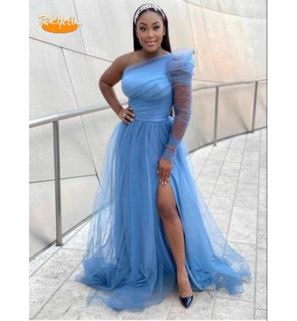 robe-longue-bleue-en-tulle-à-Épaules-dévoilées
